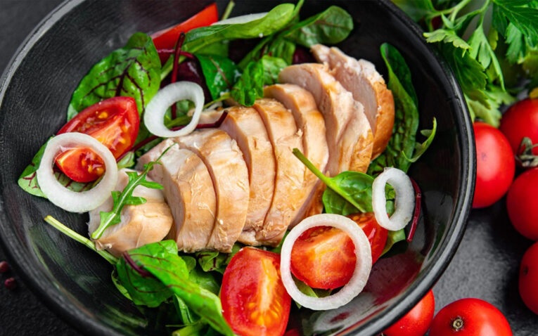 Salada de Frango Grelhado com Verduras e Vegetais