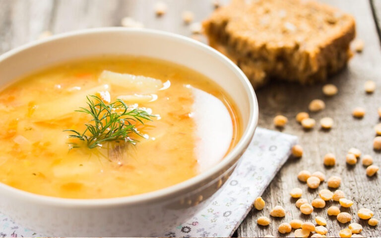 Sopa de lentilha rica em proteinas com pao integral