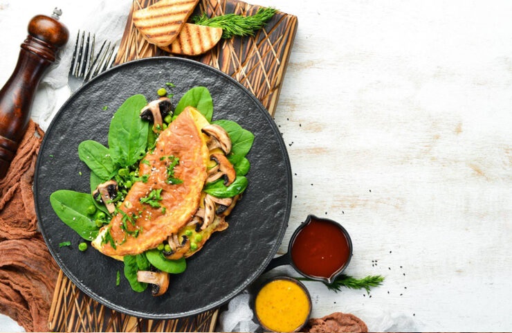 omelete de clara de ovo com espinafre e cogumelos